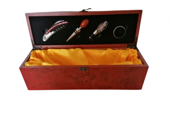 Drevená dekorácia na víno s výbavou, hnedočervená so žltým vnútrom, 12x11x36 cm