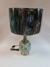 Lampa, keramická, svetlozelenkavá, s tmavým klobúkom, vzorovaná, 68 cm