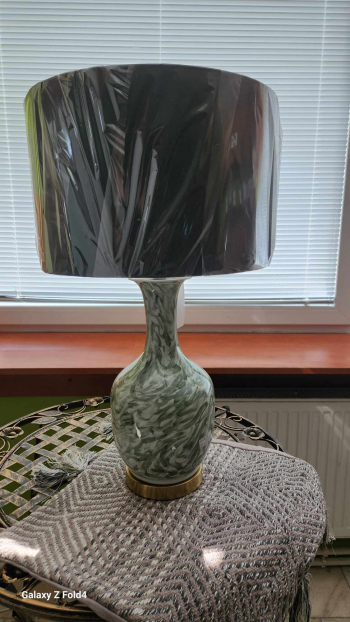Lampa, keramická, svetlozelenkavá, s tmavým klobúkom, vzorovaná, 68 cm