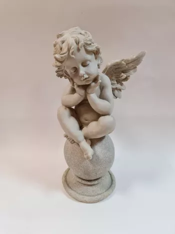 Anjel, dekoračný, sediaci na guli, svetlý, 54 cm
