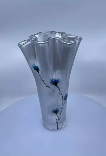 Sklenena poškodená váza maľovaná 