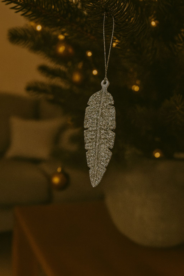 Vianočná záveska pierko, strieborná, 13 cm