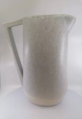Váza v tvare konvice, svetlá lesklá, dekorovaná, 41x30x13 cm