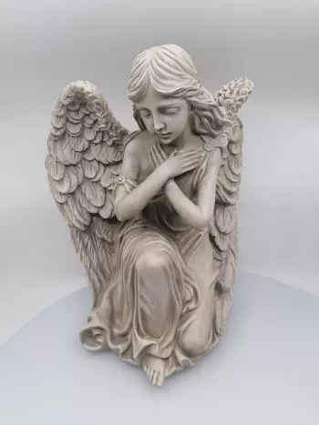 Sediaci dekoračný anjel