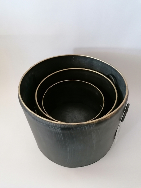 3 sada kovových nádob