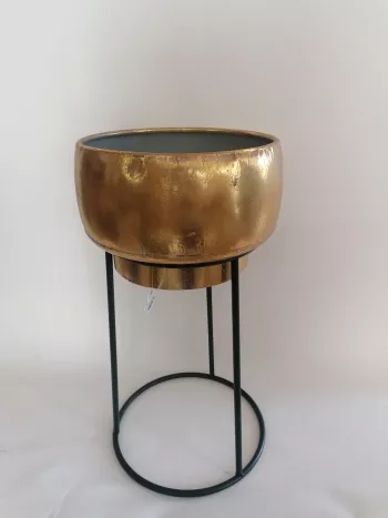 Zlatá kovová nádoba na stojane