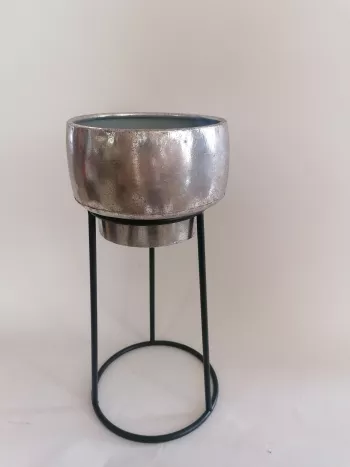 Strieborná kovová nádoba na stojane
