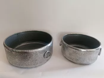 2 sada kovové strieborné nádoby