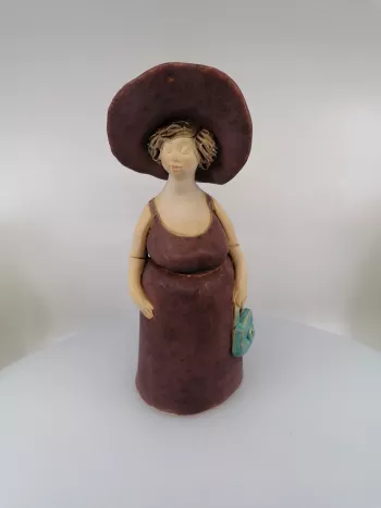 Keramická dáma s klobúkom