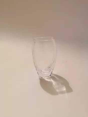 Malá sklenená vázička  13x17x3cm