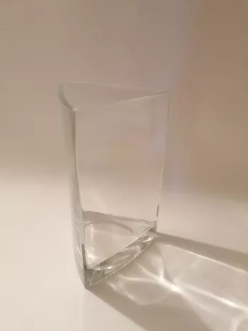 Sklenená trojuholníková váza 25x15x15x15cm
