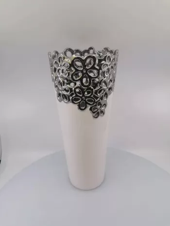 Biela keramická váza so strieborným dekorom, 32,5x13 cm