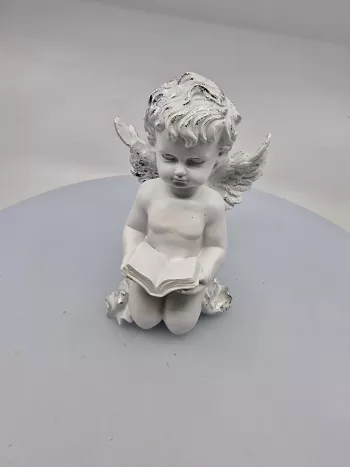 Dekoračná soška kľačiaceho anjelika s knižkou, biela, 20 cm