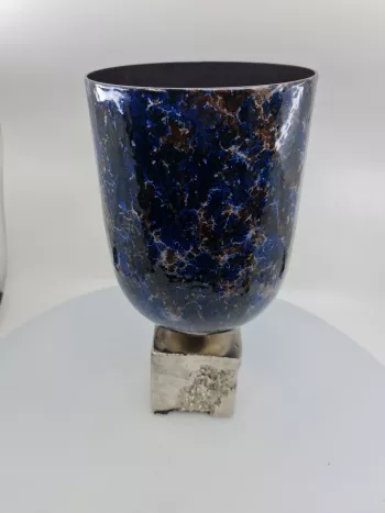 Keramická váza na kovovom stojane, modrá, 31x15 cm