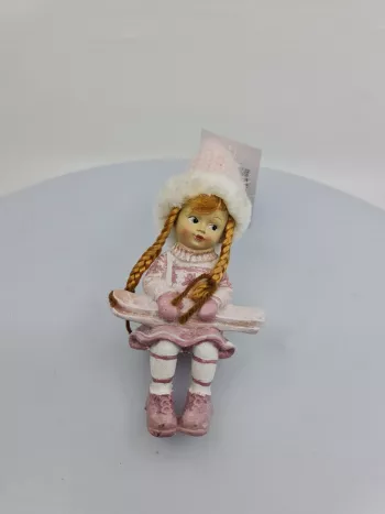 Vianočná figúrka, sediace dievčatko, ružová, 20 cm