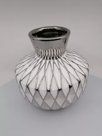 Keramická bucľatá váza bielo-strieborná