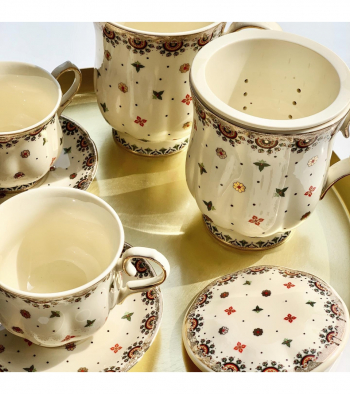 Hrnček ECRU so zlatými ozdobami a s porcelánovým filtrom