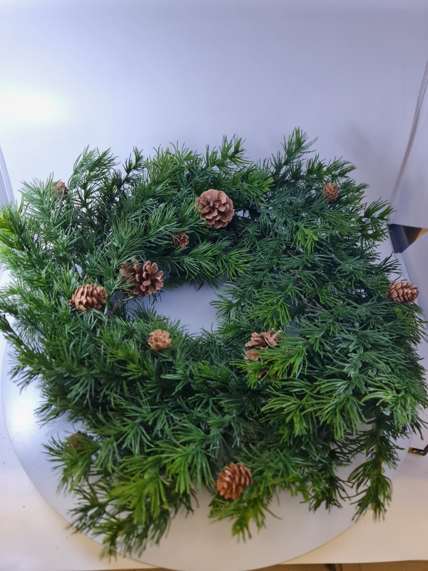 Veniec, zelený s šiškami, 61 cm