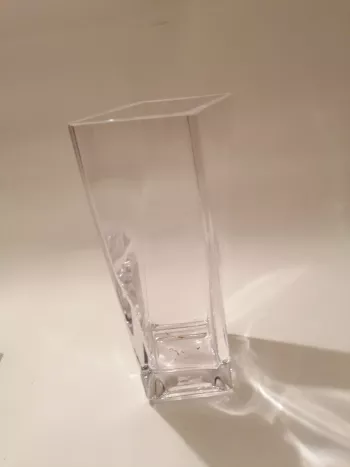 Sklenená hranatá točená váza 10X25x10cm