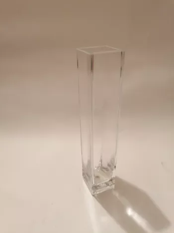 Sklenená štvorcová váza 26x5x5cm