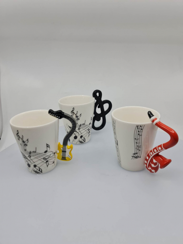 Porcelánový hrnček s dekorom gitary