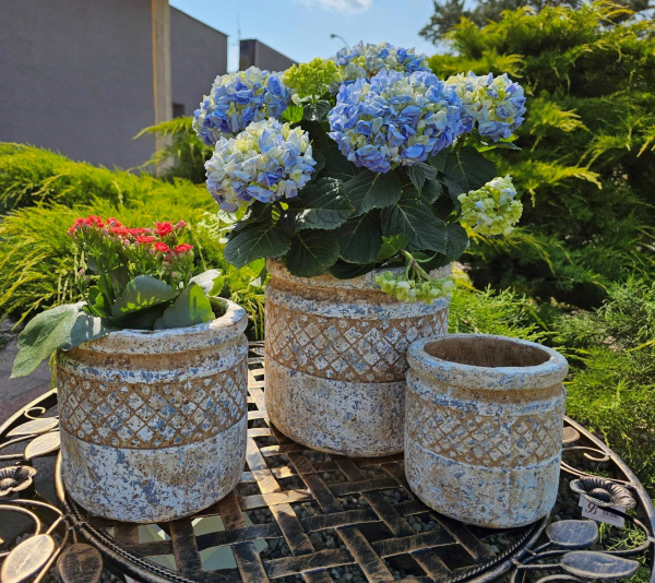 Modrý betónový obal na črepníkové kvety s glazovanými ornamentami 14x14cm