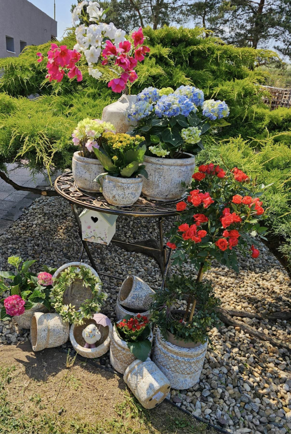 Modrý betónový obal na črepníkové kvety s glazovanými ornamentami 14x14cm