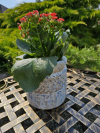 Modrý betónový obal na črepníkové kvety s glazovanými ornamentami 14x14cm