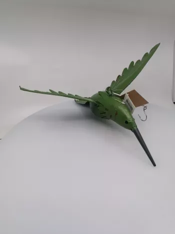 Zelený závesný kolibrík na pružine 