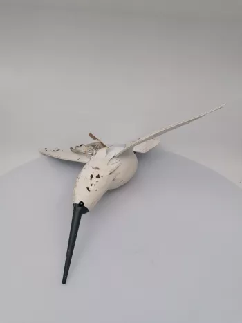 Biely závesný kolibrík na pružine 