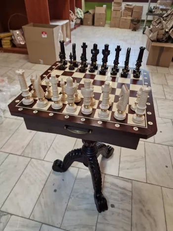 Šachový stôl s figúrkami, 74x54x54 cm