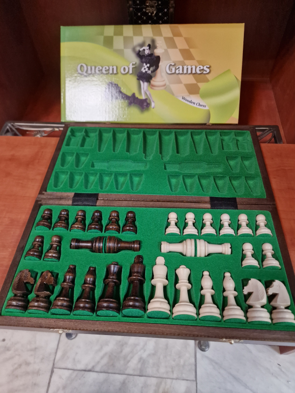 Drevené šachy queen of games, 40x40 cm