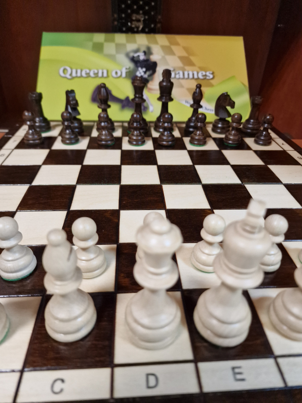 Drevené šachy queen of games, 40x40 cm