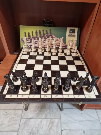 Drevené šachy queen of games, 61,5x61,5 cm