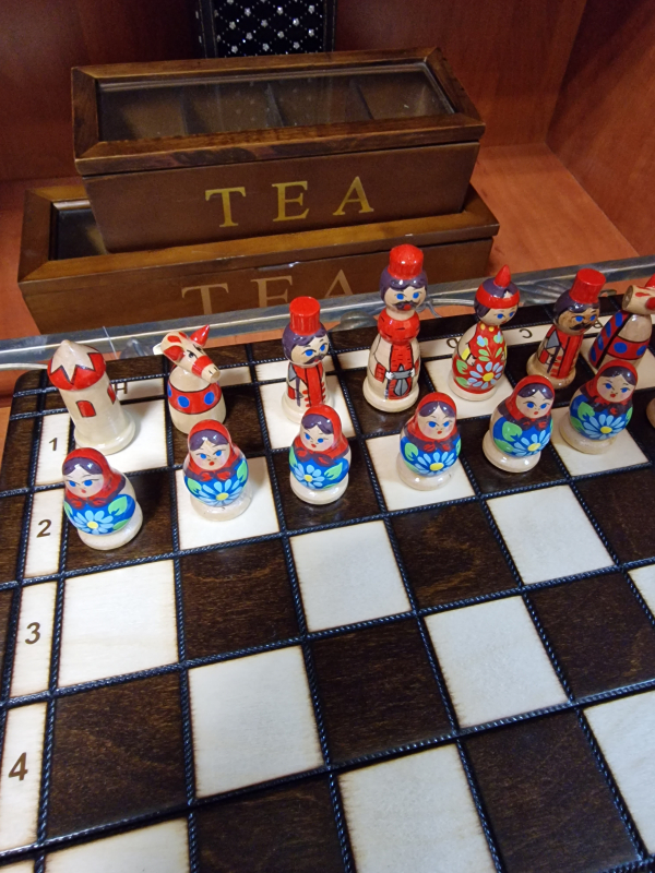 Drevené šachy Matriošky, 40x40 cm