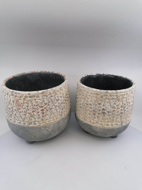 Betónový obal na nôžkach s glazovanými ornamentami 18x17cm