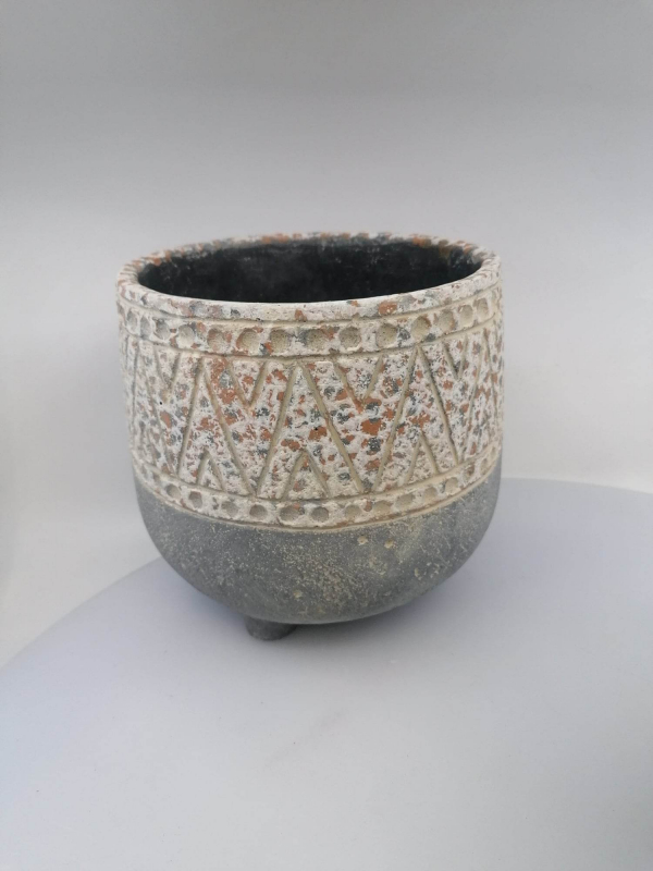Betónový obal na nôžkach s glazovanými ornamentami 18x17cm