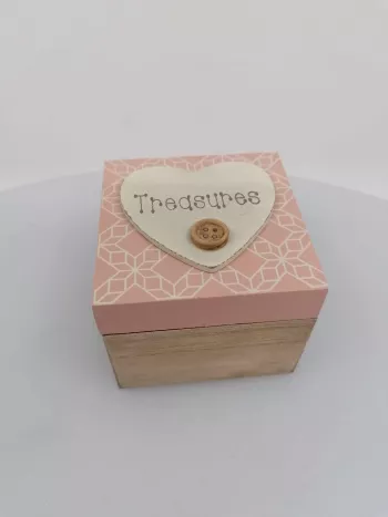 Miniatúrna drevená krabička, špinavá