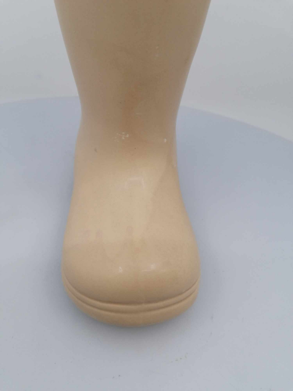  Dekoračná  keramická váza v tvare ecru čižmy 