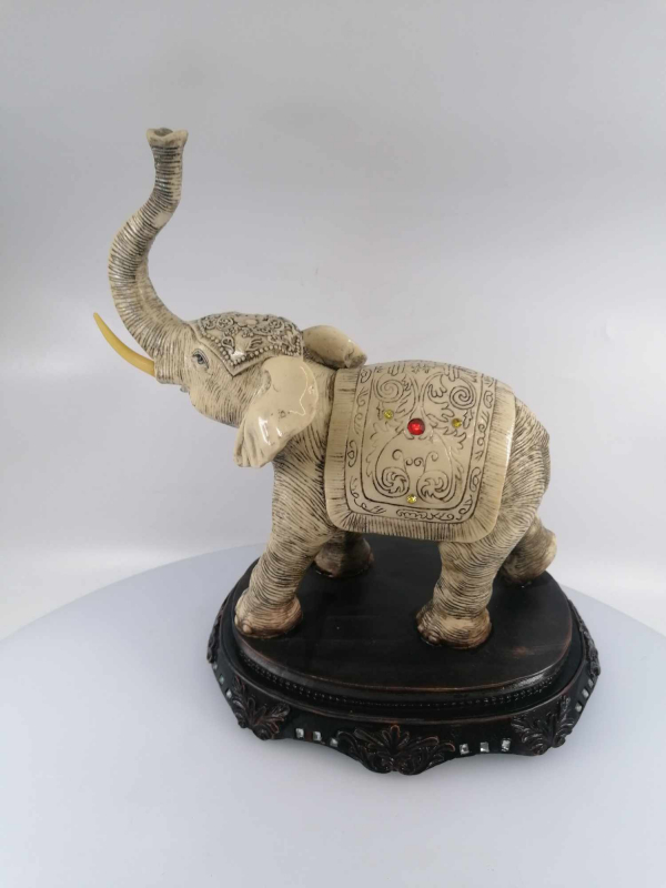 Dekoračný slon na podložke poš