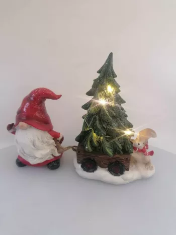 Trpaslík s vianočným stromčekom na vozíku