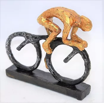 Čierno-zlatá socha cyklistu 