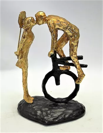 Dekoračná socha zamilovaného cyklistu