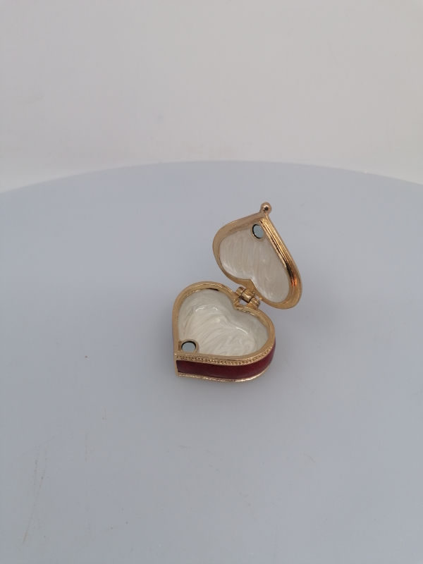 Miniatúrna šperkovnička, červené srdiečko