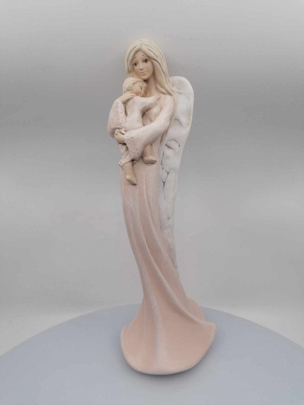 Sadrový anjel oranžový, s dieťaťom 14x37cm