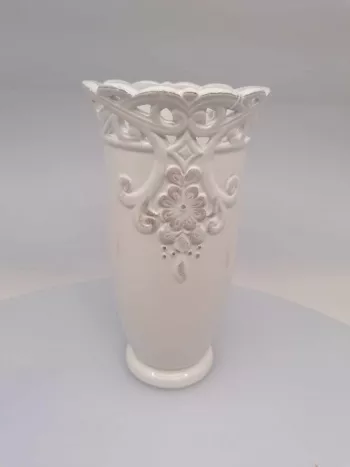 Keramická váza s bielu lesklou glazúrou