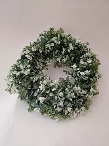 Zelený dekoračný veniec s bielymi kvetmi, 7x40 cm