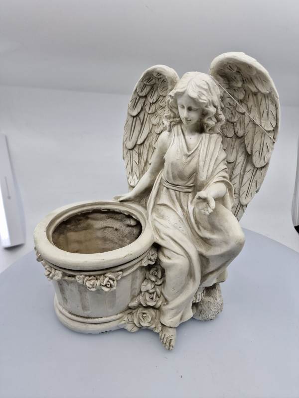 Dekoračný sediaci anjel, tmavosivý, 28x24x14 cm 