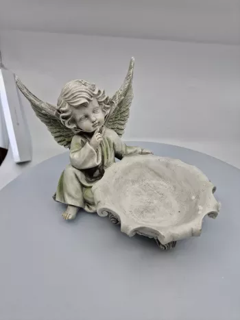 Dekoračný sediaci anjel, tmavosivý, 21x30x16 cm 