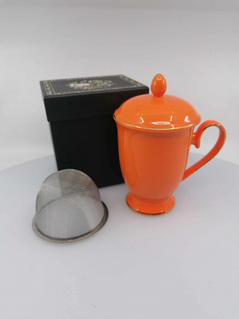 Oranžový porcelánový hrnček so sitkom. 300ml